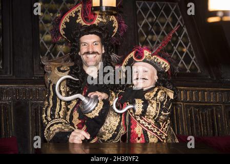 Marcus Brigstocke (Captain Hook) et Verne Troyer (Lofty the Pirate) assistent à une photo de Peter Pan du New Wimbledon Theatre à l'Hinde Golden II, sur Clink Street, Londres. Banque D'Images