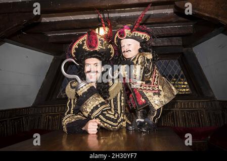 Marcus Brigstocke (Captain Hook) et Verne Troyer (Lofty the Pirate) assistent à une photo de Peter Pan du New Wimbledon Theatre à l'Hinde Golden II, sur Clink Street, Londres. Banque D'Images