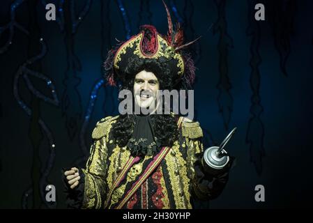 Marcus Brigstocke (Hook) dans la répétition de robe Peter Pan au New Wimbledon Theatre, Wimbledon - Londres Banque D'Images