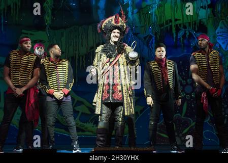 Marcus Brigstocke (Hook) et des membres de Fimless dans la répétition de Peter Pan au New Wimbledon Theatre, Wimbledon - Londres Banque D'Images