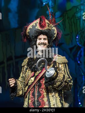 Marcus Brigstocke (Hook) dans la répétition de robe Peter Pan au New Wimbledon Theatre, Wimbledon - Londres Banque D'Images