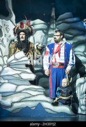 Marcus Brigstocke (Hook), Noël en jarre (Smee) et Verne Troyer (Lofty the Pirate) dans la répétition de robe Peter Pan au New Wimbledon Theatre, Wimbledon - Londres Banque D'Images