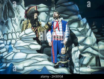 Marcus Brigstocke (Hook), Noël en jarre (Smee) et Verne Troyer (Lofty the Pirate) dans la répétition de robe Peter Pan au New Wimbledon Theatre, Wimbledon - Londres Banque D'Images