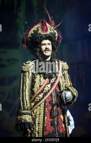 Marcus Brigstocke (Hook) dans la répétition de robe Peter Pan au New Wimbledon Theatre, Wimbledon - Londres Banque D'Images