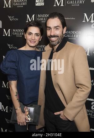 Robert pires et Jessica Lemarie assistent à la soirée d'ouverture de la décadence de Tyler Shield à la Maddox Gallery - Londres Banque D'Images