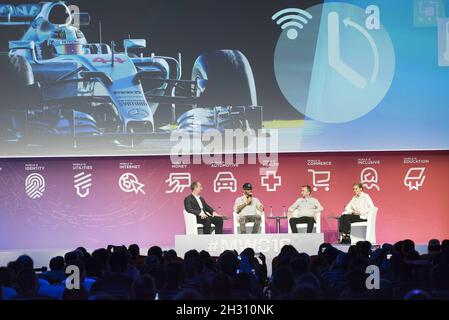 Derek Aberle (Qualcomm Incorporated, Président), Lewis Hamilton, Paddy Lowe (Directeur exécutif technique Mercedes) sur scène le deuxième jour du Mobile World Congress 2016, Fira Gran via - Barcelone Banque D'Images