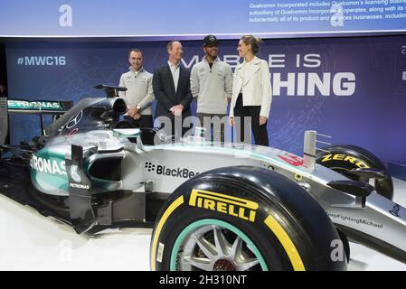 Paddy Lowe (directeur exécutif technique Mercedes), Derek Aberle (Qualcomm Incorporated, président), Lewis Hamilton, sur scène devant la Mercedes Formule 1 2014 le 2e jour du Mobile World Congress 2016, Fira Gran via - Barcelone Banque D'Images