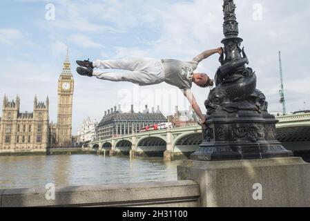 Tim Shieff interprète le parc inspiré par Mowgli lors d'une séance photo devant les chambres du Parlement.Parkour Pro Tim présentera des cours magistraux inspirés de Mowgli sur le Southbank pour célébrer le lancement du Jungle Book, Jubillee Gardens, Southbank - Londres Banque D'Images