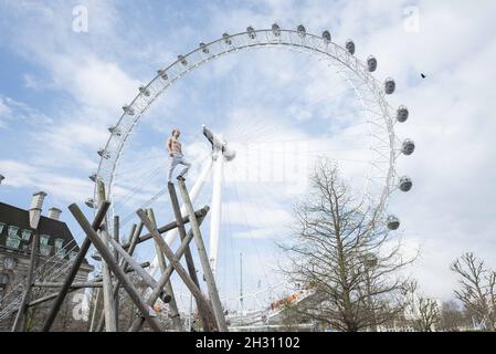 Tim Shieff interprète le parc inspiré par Mowgli lors d'une séance photo devant les chambres du Parlement.Parkour Pro Tim présentera des cours magistraux inspirés de Mowgli sur le Southbank pour célébrer le lancement du Jungle Book, Jubillee Gardens, Southbank - Londres Banque D'Images