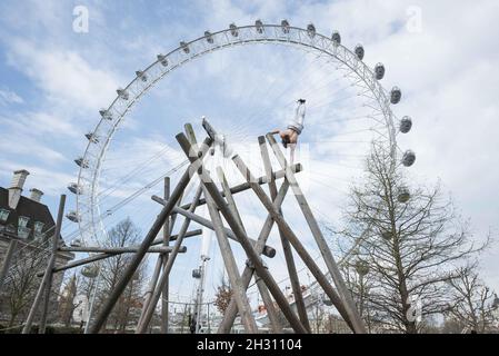 Tim Shieff interprète le parc inspiré par Mowgli lors d'une séance photo devant les chambres du Parlement.Parkour Pro Tim présentera des cours magistraux inspirés de Mowgli sur le Southbank pour célébrer le lancement du Jungle Book, Jubillee Gardens, Southbank - Londres Banque D'Images