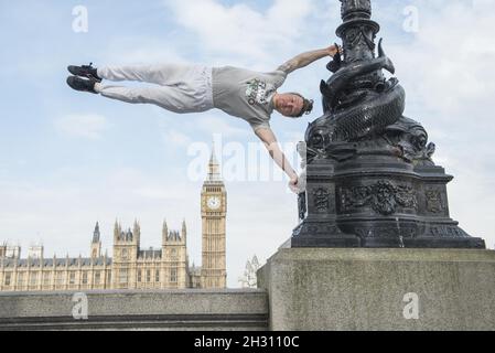 Tim Shieff interprète le parc inspiré par Mowgli lors d'une séance photo devant les chambres du Parlement.Parkour Pro Tim présentera des cours magistraux inspirés de Mowgli sur le Southbank pour célébrer le lancement du Jungle Book, Jubillee Gardens, Southbank - Londres Banque D'Images