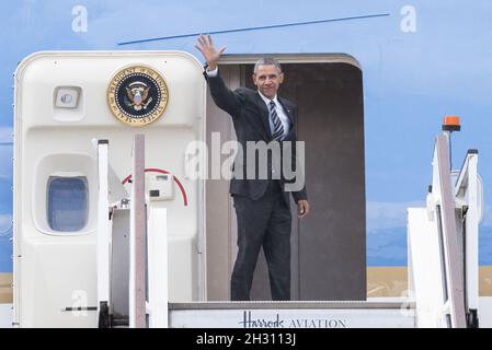 LE président AMÉRICAIN Barack Obama fait des vagues lorsqu'il quitte l'aéroport de Londres Stansted après sa visite au Royaume-Uni. Banque D'Images