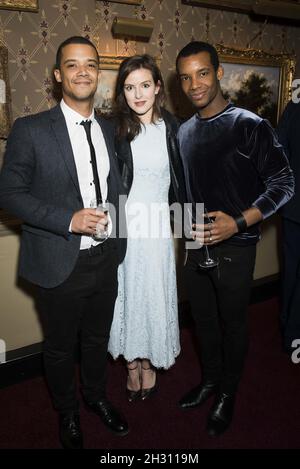 Jacob Anderson, Aisling Loftus et Shevelle Dynott, danseuse du Ballet national anglaise, assistent à la soirée de presse du Swan Lake du Ballet national anglais, au Royal Albert Hall, à Londres Banque D'Images