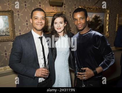 Jacob Anderson, Aisling Loftus et Shevelle Dynott, danseuse du Ballet national anglaise, assistent à la soirée de presse du Swan Lake du Ballet national anglais, au Royal Albert Hall, à Londres Banque D'Images