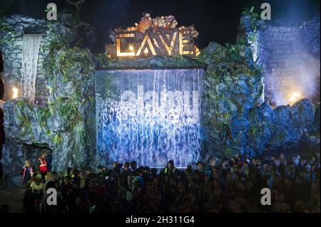 Vue sur la chute d'eau de la grotte, qui fait partie de la région de Common a Late Night à Glastonbury 2016, digne Farm - Somerset Banque D'Images