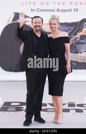 Ricky Gervais et sa femme Jane Fallon assistent à la première mondiale de David Brant: Life on the Road à Londres. Banque D'Images