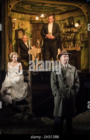 Liam Brennan (inspecteur Goole) Carmela Corbett (Sheila Birling) et Matthew Douglas (Gerald Croft) sur scène lors d'une répétition de robe pour un appel d'inspecteur dirigé par Stephen Daldry au théâtre Playhouse, Londres.Date de la photo: Vendredi 4 novembre 2016.Le crédit photo devrait se lire: DavidJensen/EMPICS Entertainment. Banque D'Images