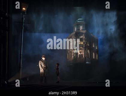 Liam Brennan (inspecteur Goole) sur scène lors d'une répétition de robe pour un appel d'inspecteur dirigé par Stephen Daldry au théâtre Playhouse de Londres.Date de la photo: Vendredi 4 novembre 2016.Le crédit photo devrait se lire: DavidJensen/EMPICS Entertainment. Banque D'Images