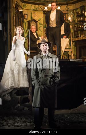 Liam Brennan (inspecteur Goole) Carmela Corbett (Sheila Birling) et Matthew Douglas (Gerald Croft) sur scène lors d'une répétition de robe pour un appel d'inspecteur dirigé par Stephen Daldry au théâtre Playhouse, Londres.Date de la photo: Vendredi 4 novembre 2016.Le crédit photo devrait se lire: DavidJensen/EMPICS Entertainment. Banque D'Images