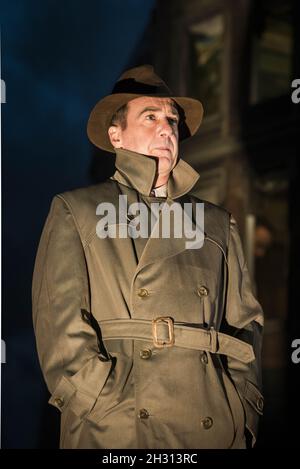 Liam Brennan (inspecteur Goole) sur scène lors d'une répétition de robe pour un appel d'inspecteur dirigé par Stephen Daldry au théâtre Playhouse de Londres.Date de la photo: Vendredi 4 novembre 2016.Le crédit photo devrait se lire: DavidJensen/EMPICS Entertainment. Banque D'Images