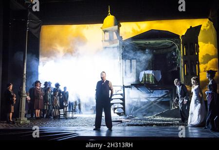 Liam Brennan (inspecteur Goole) sur scène lors d'une répétition de robe pour un appel d'inspecteur dirigé par Stephen Daldry au théâtre Playhouse de Londres.Date de la photo: Vendredi 4 novembre 2016.Le crédit photo devrait se lire: DavidJensen/EMPICS Entertainment. Banque D'Images