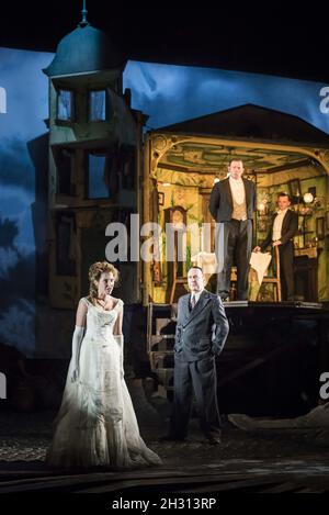 Carmela Corbett (Sheila Birling), Liam Brennan (inspecteur Goole) et Matthew Douglas (Gerald Croft) sur scène lors d'une répétition de robe pour un appel d'inspecteur dirigé par Stephen Daldry au théâtre Playhouse, Londres.Date de la photo: Vendredi 4 novembre 2016.Le crédit photo devrait se lire: DavidJensen/EMPICS Entertainment. Banque D'Images