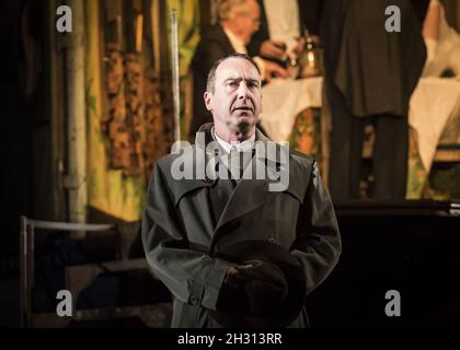 Liam Brennan (inspecteur Goole) sur scène lors d'une répétition de robe pour un appel d'inspecteur dirigé par Stephen Daldry au théâtre Playhouse de Londres.Date de la photo: Vendredi 4 novembre 2016.Le crédit photo devrait se lire: DavidJensen/EMPICS Entertainment. Banque D'Images