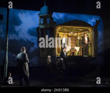 Liam Brennan (inspecteur Goole) sur scène lors d'une répétition de robe pour un appel d'inspecteur dirigé par Stephen Daldry au théâtre Playhouse de Londres.Date de la photo: Vendredi 4 novembre 2016.Le crédit photo devrait se lire: DavidJensen/EMPICS Entertainment. Banque D'Images