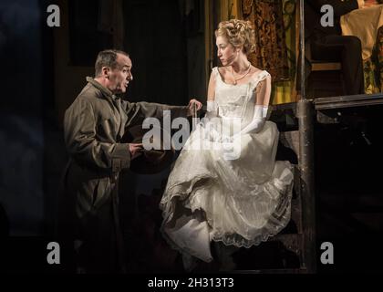 Liam Brennan (inspecteur Goole) et Carmela Corbett (Sheila Birling) sur scène lors d'une répétition de robe pour un appel d'inspecteur dirigé par Stephen Daldry au théâtre Playhouse, Londres.Date de la photo: Vendredi 4 novembre 2016.Le crédit photo devrait se lire: DavidJensen/EMPICS Entertainment. Banque D'Images