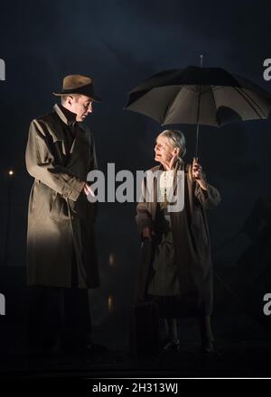 Liam Brennan (inspecteur Goole) et Diana Payne - Myers (Edna) sur scène lors d'une répétition de robe pour un inspecteur d'appels dirigés par Stephen Daldry au théâtre Playhouse, Londres.Date de la photo: Vendredi 4 novembre 2016.Le crédit photo devrait se lire: DavidJensen/EMPICS Entertainment. Banque D'Images