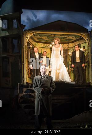 Liam Brennan (inspecteur Goole) sur scène lors d'une répétition de robe pour un appel d'inspecteur dirigé par Stephen Daldry au théâtre Playhouse de Londres.Date de la photo: Vendredi 4 novembre 2016.Le crédit photo devrait se lire: DavidJensen/EMPICS Entertainment. Banque D'Images