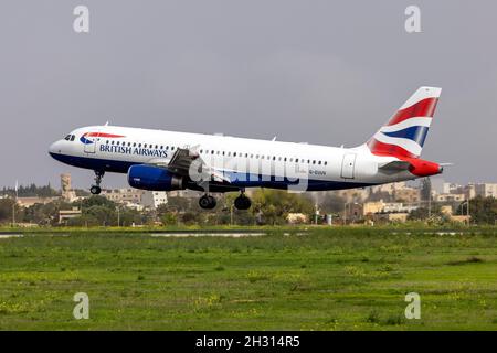 British Airways Airbus A320-232 (REG: G-EUUV) sur la piste finale 31. Banque D'Images