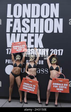 PETA proteste contre l'utilisation de la peau de crocodile à la mode à la London Fashion week, The Store Studios, 180 The Strand, Londres.Date de la photo: Vendredi 17 février 2017.Le crédit photo devrait se lire : Â© DavidJensen/EMPICS Entertainment Banque D'Images