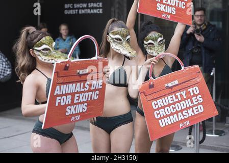 PETA proteste contre l'utilisation de la peau de crocodile à la mode à la London Fashion week, The Store Studios, 180 The Strand, Londres.Date de la photo: Vendredi 17 février 2017.Le crédit photo devrait se lire : Â© DavidJensen/EMPICS Entertainment Banque D'Images