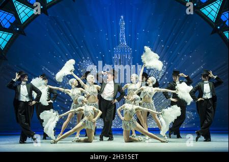 Haydn Oakley (au centre) et la pièce de théâtre Je vais construire Une Stairway to Paradise sur scène pendant la photo d'un américain à Paris au Dominion Theatre, Londres.t Banque D'Images