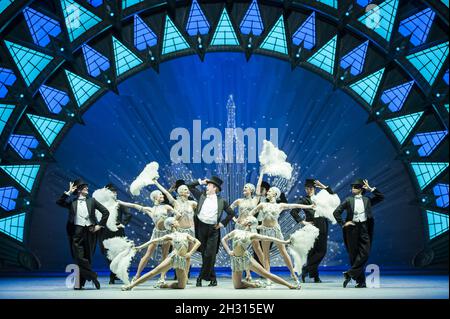 Haydn Oakley (au centre) et la pièce de théâtre Je vais construire Une Stairway to Paradise sur scène pendant la photo d'un américain à Paris au Dominion Theatre, Londres.t Banque D'Images