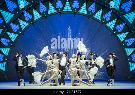 Haydn Oakley (au centre) et la pièce de théâtre Je vais construire Une Stairway to Paradise sur scène pendant la photo d'un américain à Paris au Dominion Theatre, Londres.t Banque D'Images