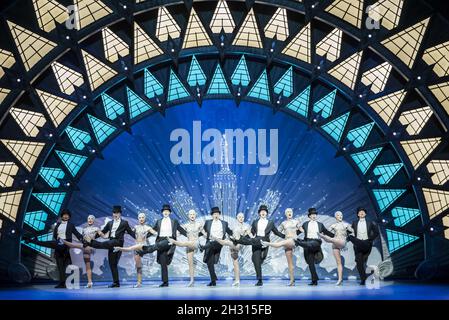 La troupe de théâtre Je vais construire Une Stairway au paradis sur scène pendant le photocall an American à Paris au Dominion Theatre, Londres.t Banque D'Images