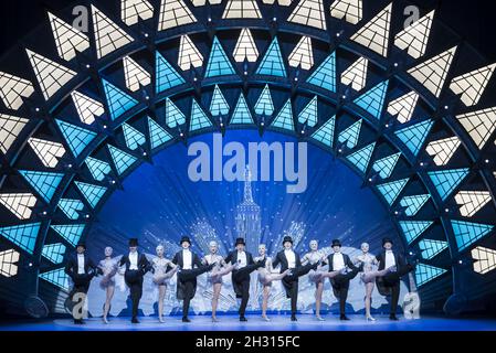 La troupe de théâtre Je vais construire Une Stairway au paradis sur scène pendant le photocall an American à Paris au Dominion Theatre, Londres.t Banque D'Images