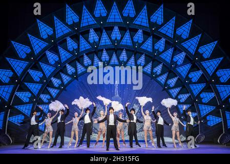 Haydn Oakley (au centre) et la pièce de théâtre Je vais construire Une Stairway to Paradise sur scène pendant la photo d'un américain à Paris au Dominion Theatre, Londres.t Banque D'Images