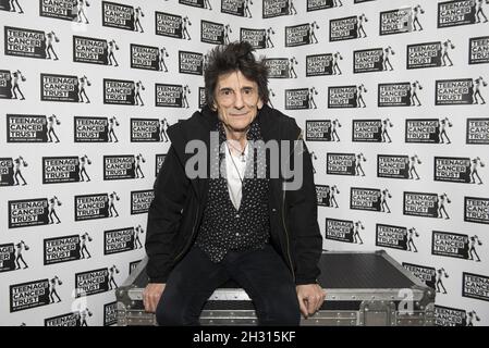 Ronnie Wood fait les coulisses de la série de concerts annuels Teenage cancer Trust au Royal Albert Hall de Londres.Photo Date: Vendredi 31 mars 2017.Le crédit photo devrait se lire: David Jensen/EMPICS Entertainment Banque D'Images