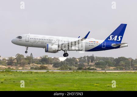 Scandinavian Airlines - SAS Airbus A320-251N (REG: Se-ROH) avec une palette de couleurs mise à jour sur la piste de finale 31. Banque D'Images