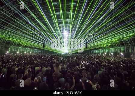 Vue générale de la scène Barn pendant que Aphex Twin se produit en direct au Field Day Festival 2017, Victoria Park, Londres.Date de la photo: Samedi 3 juin 2017.Le crédit photo devrait se lire : Â© DavidJensen/EMPICS Entertainment Banque D'Images