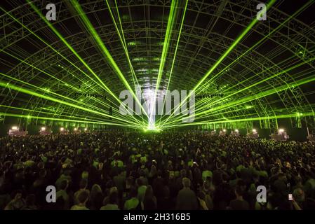 Vue générale de la scène Barn pendant que Aphex Twin se produit en direct au Field Day Festival 2017, Victoria Park, Londres.Date de la photo: Samedi 3 juin 2017.Le crédit photo devrait se lire : Â© DavidJensen/EMPICS Entertainment Banque D'Images