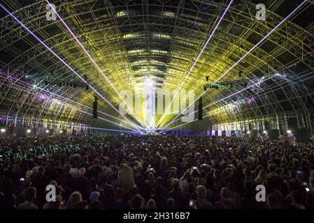 Vue générale de la scène Barn pendant que Aphex Twin se produit en direct au Field Day Festival 2017, Victoria Park, Londres.Date de la photo: Samedi 3 juin 2017.Le crédit photo devrait se lire : Â© DavidJensen/EMPICS Entertainment Banque D'Images