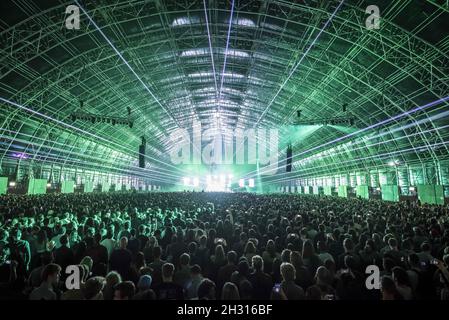 Vue générale de la scène Barn pendant que Aphex Twin se produit en direct au Field Day Festival 2017, Victoria Park, Londres.Date de la photo: Samedi 3 juin 2017.Le crédit photo devrait se lire : Â© DavidJensen/EMPICS Entertainment Banque D'Images