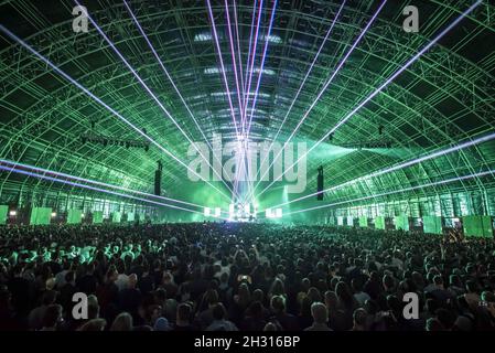 Vue générale de la scène Barn pendant que Aphex Twin se produit en direct au Field Day Festival 2017, Victoria Park, Londres.Date de la photo: Samedi 3 juin 2017.Le crédit photo devrait se lire : Â© DavidJensen/EMPICS Entertainment Banque D'Images