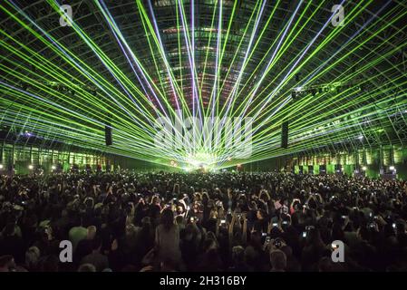 Vue générale de la scène Barn pendant que Aphex Twin se produit en direct au Field Day Festival 2017, Victoria Park, Londres.Date de la photo: Samedi 3 juin 2017.Le crédit photo devrait se lire : Â© DavidJensen/EMPICS Entertainment Banque D'Images