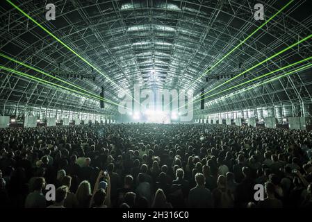 Vue générale de la scène Barn pendant que Aphex Twin se produit en direct au Field Day Festival 2017, Victoria Park, Londres.Date de la photo: Samedi 3 juin 2017.Le crédit photo devrait se lire : Â© DavidJensen/EMPICS Entertainment Banque D'Images