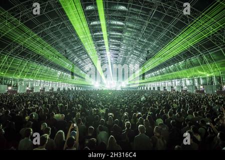 Vue générale de la scène Barn pendant que Aphex Twin se produit en direct au Field Day Festival 2017, Victoria Park, Londres.Date de la photo: Samedi 3 juin 2017.Le crédit photo devrait se lire : Â© DavidJensen/EMPICS Entertainment Banque D'Images